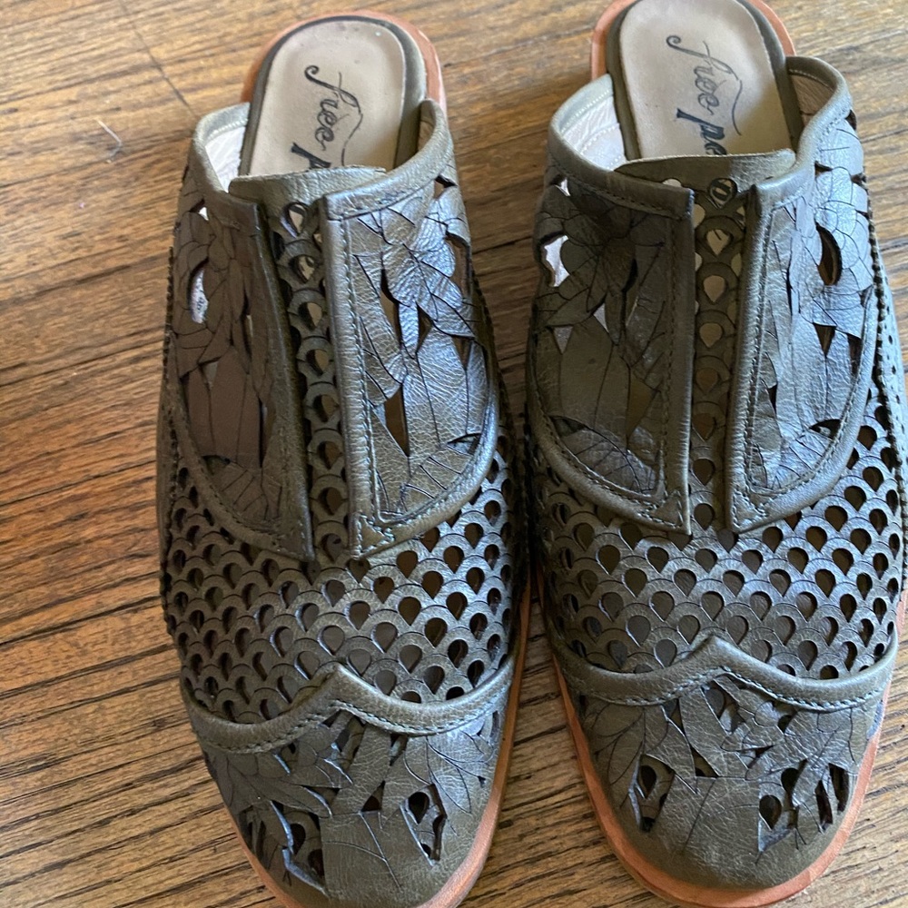 Stunning Free People cut out green flats